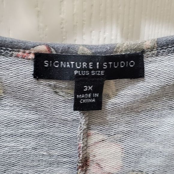Signature Studio rose floral cold shoulder sweatshirt size 3X - Picture 4 of 6